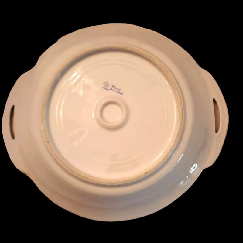 Elegant white and gold plate featuring a delicate floral pattern, ideal for special occasions.