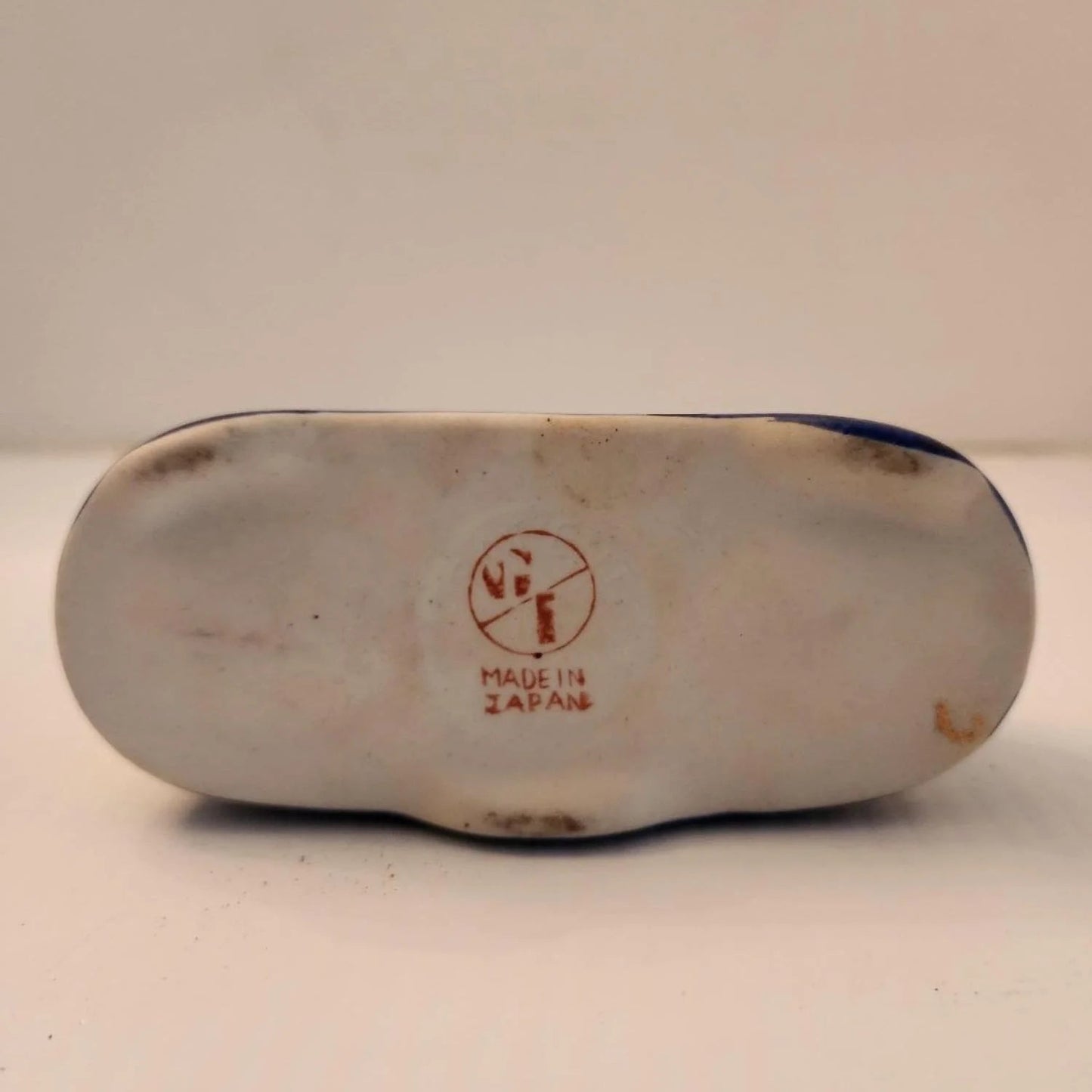 Delicate ceramic tray adorned with two bird designs.