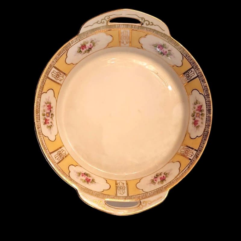 Elegant white and gold plate featuring a delicate floral pattern, ideal for special occasions.